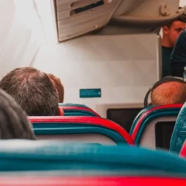 Tas kabin untuk perjalanan menggunakan pesawat