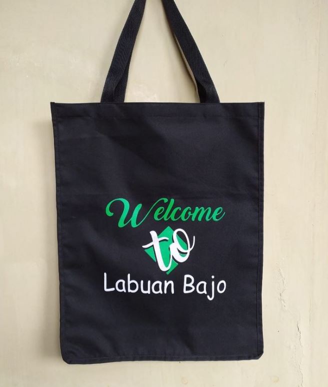 goodie bag dari kain drill warna hitam sablon welcome to labuan bajo